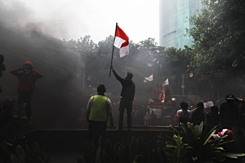 Sejumlah pengunjuk rasa menggelar aksi desak KPK tangkap Harun Masiku di depan Gedung Merah Putih KPK, Jakarta, Rabu (18/12/2024) Foto: Iqbal Firdaus/kumparan