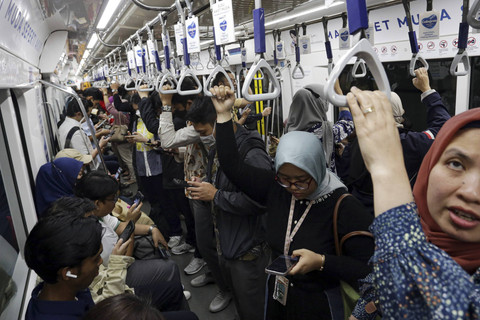 Sejumlah penumpang menaiki kereta MRT Jakarta di Stasiun Bundaran HI, Jakarta, Rabu (18/12/2024). Foto: Alif Bintang/ANTARA FOTO