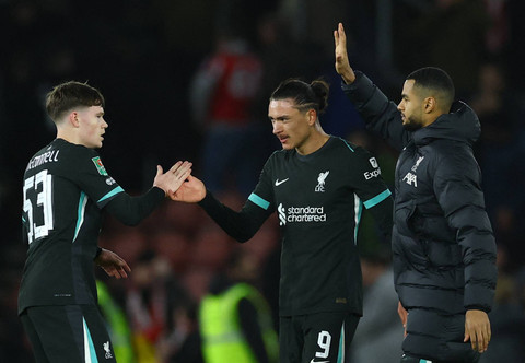 Selebrasi Darwin Nunez (tengah) saat Southampton vs Liverpool dalam perempat final Piala Liga Inggris di Stadion St Mary, Kamis (19/12) dini hari WIB. Foto: Action Images via Reuters/Matthew Childs