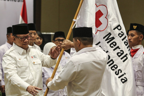 Ketua Umum PMI versi Munas tandingan Agung Laksono (kiri) menerima bendera PMI saat pelantikan Pengurus PMI Pusat di Hotel Sultan, Jakarta, Rabu (18/12/2024).  Foto: Asprilla Dwi Adha/ANTARA FOTO