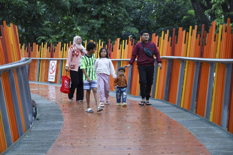 Sejumlah warga menikmati liburan saat berkunjung di Tebet Eco Park, Jakarta, Kamis (19/12/2024). Foto: Iqbal Firdaus/kumparan
