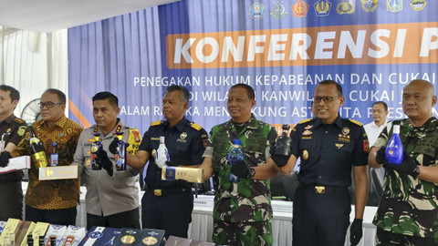 Jumpa pers hasil penindakan Kanwil Bea Cukai Jakarta selama 2024 di Kantor Kanwil Bea Cukai Jakarta, Rabu (19/12/2024). Foto: Jonathan Devin/kumparan