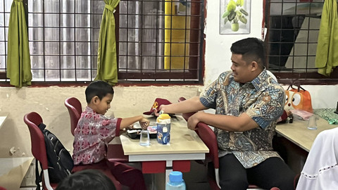 Wali Kota Medan Bobby Nasution tinjau uji coba makan bergizi gratis di SD N 064979 di Kecamatan Medan Sunggal pada Kamis (19/12/2024). Foto: Tri Vosa Fabiola Ginting/kumparan