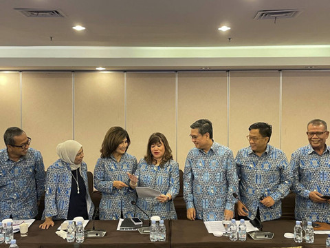 Ketua Umum Asosiasi Pengusaha Indonesia (APINDO) Shinta Kamdani dan Ketua Komite Analisis Kebijakan Ekonomi Bidang Perbankan dan Jasa Keuangan APINDO Aviliani di acara konferensi pers outlook perekonomian APINDO 2025 di Kantor APINDO. Foto: Ghifari/kumparan 