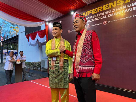 Pasangan Ria Norsan dan Krisantus Kurniawan usai mendaftar sebagai kontestasi di Pilgub. Foto; Yulia Ramadhiyanti/Hi!Pontianak