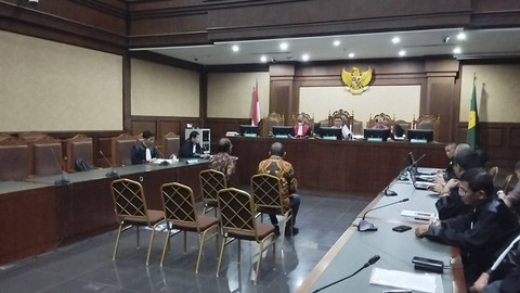 Sahata Lumban Tobing (kiri) dan Toras Sotarduga Panggabean (kanan) mengikuti sidang perdana dengan agenda pembacaan dakwaan di Pengadilan Tipikor Jakarta, Kamis (19/12/2024). Foto: Jonathan Devin/kumparan