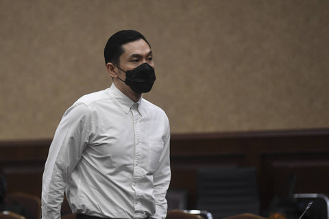 Terdakwa kasus dugaan korupsi tata niaga komoditas timah di wilayah Izin Usaha Pertambangan (IUP) PT Timah Tbk tahun 2015-2022 Harvey Moeis (tengah) berjalan usai menjalani sidang lanjutan di Pengadilan Tipikor, Jakarta, Kamis (19/12/2024). Foto: Akbar Nugroho Gumay/ANTARA FOTO