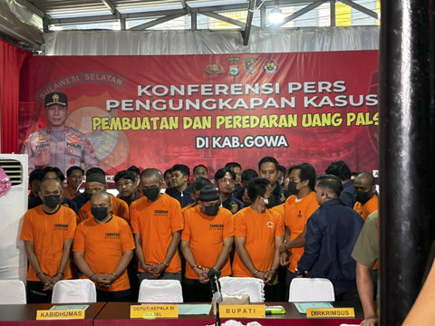 Para tersangka kasus uang palsu UIN Alauddin Makassar, Gowa.  Foto: Dok. kumparan