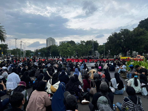 Sebagian massa aksi menolak PPN 12% yang lanjut mengikuti aksi kamisan, Kamis (19/12/2024). Foto: Rayyan Farhansyah/kumparan