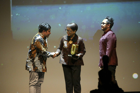 CEO kumparan didampingi Pemimpin Redaksi kumparan Arifin Asydhad menyerahkan piagam penghargaan kepada Mantan Menlu Retno Marsudi pada acara kumparan Awards Impact Makers 2024 di The Ballroom, Djakarta Theater, Jakarta, Kamis (19/12/2024).  Foto: Aditia Noviansyah/kumparan