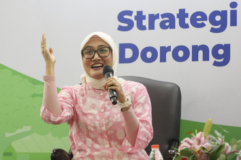 Kepala Departemen Humas & CSR Transjakarta Ayu Wardani menyampaikan paparan saat kumparan Hangout bersama Kementerian Investasi dan Hilirisasi/BKPM di Jakarta, Kamis (19/12/2024). Foto: Iqbal Firdaus/kumparan