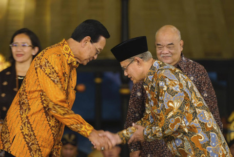 Ketum PP Muhammadiyah Haedar Nashir (kanan) dan Gubernur DIY Sri Sultan Hamengku Buwono X saat malam Orasi Penganugerahan Hamengku Buwono IX Award di Bangsal Sri Manganti, Kraton Yogyakarta, Kamis (19/12/2024).  Foto: Dok. PP Muhammadiyah