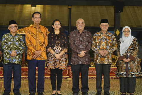 Ketum PP Muhammadiyah Haedar Nashir dan Gubernur DIY Sri Sultan Hamengku Buwono X saat malam Orasi Penganugerahan Hamengku Buwono IX Award di Bangsal Sri Manganti, Kraton Yogyakarta, Kamis (19/12/2024).  Foto: Dok. PP Muhammadiyah