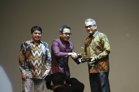 CEO kumparan Hugo Diba didampingi Pemimpin Redaksi kumparan Arifin Asydhad menyerahkan piagam penghargaan kepada perwakilan PT Nestle Indonesia pada kumparan Awards Impact Makers 2024 di The Ballroom, Djakarta Theater, Jakarta, Kamis (19/12/2024). Foto: Aditia Noviansyah/kumparan