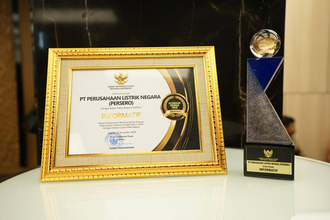 PLN raih predikat Badan Publik dengan kualifikasi 'Informatif' dalam ajang Anugerah Keterbukaan Informasi Publik (KIP) 2024 di Jakarta, Selasa (17/12/2024). Foto: Dok. PLN