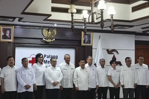 Ketua Umum terpilih Palang Merah Indonesia (PMI) dalam Munas XXII PMI 2024, Jusuf Kalla (JK) resmi melantik jajaran kepengurusan PMI untuk masa bakti 2024-2029 di Markas Pusat PMI, Jakarta Pusat, Jumat (20/12/2024). Foto: Zamachsyari/kumparan