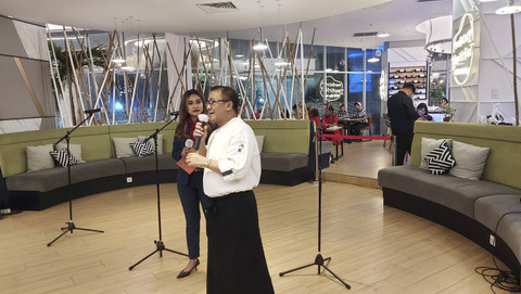 Executive Chef Hotel Harris Kelapa Gading, Joko Triasmoro saat memberikan presentasi hidangan Natal di Hotel Harris Kelapa Gading, Kamis (19/12). Foto: Gitario Vista Inasis/kumparan