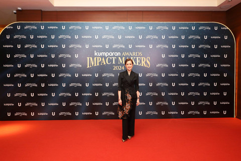 Wadirut Bank Mandiri Alexandra Askandar menerima penghargaan kumparan Awards Impact Makers 2024 di The Ballroom, Djakarta Theater, Jakarta, Kamis (19/12/2024). Foto: Iqbal Firdaus/kumparan