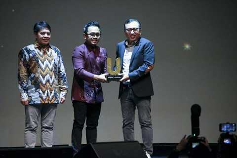 CEO kumparan Hugo Diba didampingi Pemimpin Redaksi kumparan Arifin Asydhad menyerahkan piagam penghargaan kepada perwakilan PT Telkom Indonesia pada kumparan Awards Impact Makers 2024 di The Ballroom, Djakarta Theater, Jakarta, Kamis (19/12/2024). Foto: Aditia Noviansyah/kumparan