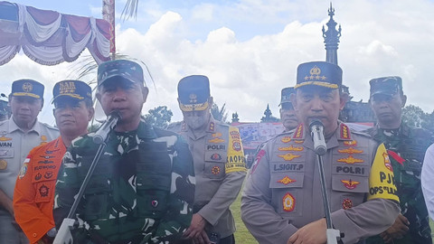 Panglima TNI Jenderal TNI Agus Subiyanto dan Kapolri Listyo Sigit Prabowo saat jumpa pers apel pasukan pengamanan libur Nataru di Bali, Jumat (20/12/2024). Foto: Denita BR Matondang/kumparan