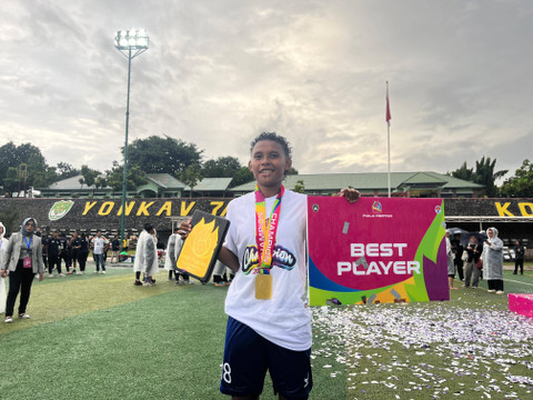 Toli FC (Papua Pegunungan) saat lakukan selebrasi perayaan gelar juara Piala Pertiwi 2024 di Kingkong Soccer Arena, Jakarta, Kamis (19/12).  Foto: Aji Nugrahanto/kumparan