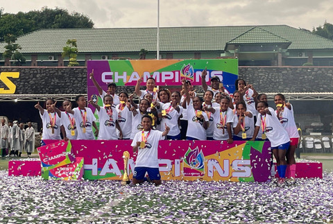 Toli FC (Papua Pegunungan) saat lakukan selebrasi perayaan gelar juara Piala Pertiwi 2024 di Kingkong Soccer Arena, Jakarta, Kamis (19/12).  Foto: Aji Nugrahanto/kumparan