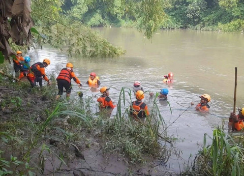 Proses pencarian balita yang hanyut di Sungai Belik, Pleret, Bantul. Foto: Basarnas Yogyakarta