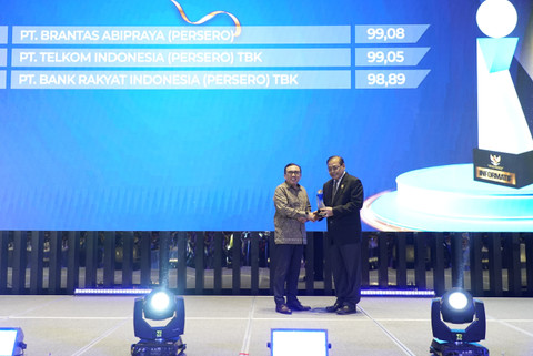 P Corporate Communication Telkom Andri Herawan Sasoko saat menerima penghargaan sebagai Peringkat Kedua Badan Publik Kualifikasi 