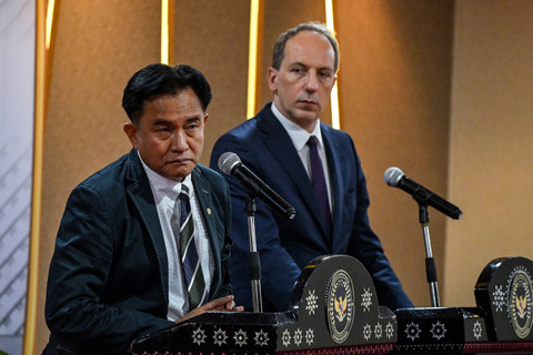 Menteri Koordinator Hukum, Hak Asasi Manusia, Imigrasi, dan Pemasyarakatan Yusril Ihza Mahendra (kiri) dan Fabien Penone, Duta Besar Perancis untuk Indonesia, menghadiri konferensi pers terkait memindahkan terpidana mati Perancis, Serge Atlaoui. Foto: Juni Kriswanto / AFP
