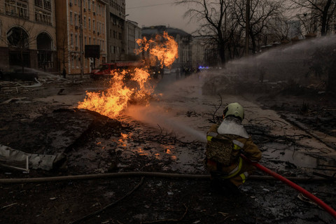 Petugas pemadam kebakaran Ukraina mencoba memadamkan api di lokasi serangan rudal Rusia di Kyiv pada 20 Desember 2024. Foto: Roman Pilipey / AFP