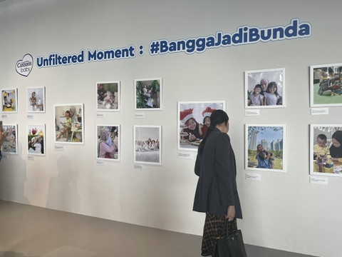 Pengunjung melihat pameran foto Cussons Baby 'Unfiltered Moments: Bangga Jadi Bunda' di Ashta Spac8, Jakarta. Foto: Nabilla Fatiara/kumparan