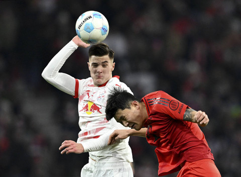 Pemain Bayern Muenchen Kim Min-jae berduel dengan pemain RB Leipzig Benjamin Sesko pada pertandingan Bundesliga Jerman di Allianz Arena, Munich, Jerman, Jumat (20/12/2024). Foto: Angelika Warmuth/Reuters