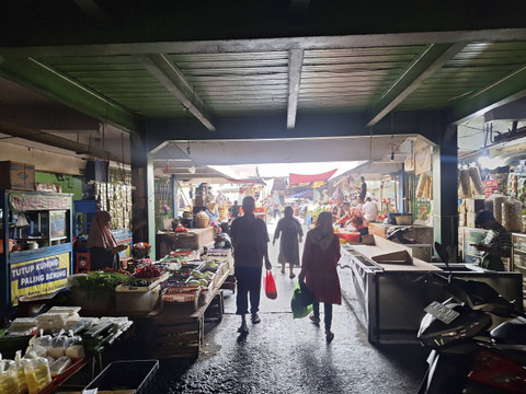 Pedagang di Pasar Kramat Jati, Jakarta Timur pada Sabtu (21/12/2024).  Foto: Argya D. Maheswara/kumparan 