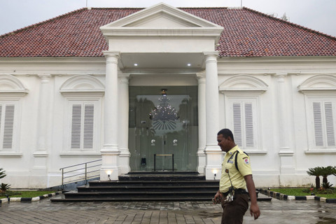 Petugas keamanan melintas di depan lokasi pameran tunggal seni rupa karya seniman Yos Suprapto di Galeri Nasional, Jakarta, Jumat (20/12/2024). Foto: Idlan Dziqri Mahmudi/ANTARA FOTO