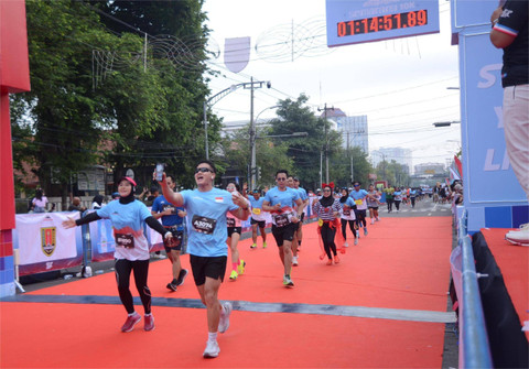 Demi meminimalisir risiko heatstroke, Le Minerale selalu menyediakan water station di setiap kehadirannya di event lari. Foto: dok. Istimewa