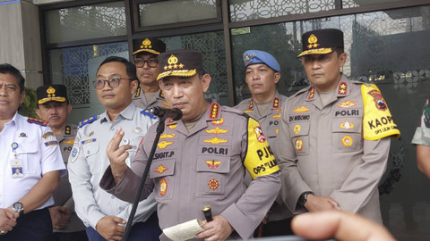Kapolri Jenderal Listyo Sigit menjawab pertanyaan wartawan usai meninjau di Terminal Tipe A Tirtonadi Solo, Sabtu (21/12/2024). Foto: Dok. kumparan