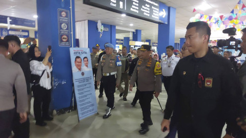 Kapolri Jenderal Listyo Sigit melakukan peninjauan di Terminal Tipe A Tirtonadi Solo, Sabtu (21/12/2024). Foto: Dok. kumparan