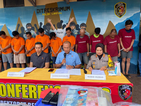 Dirreskrimum Polda Lampung, Kombes Pol Pahala Simanjuntak (tengah), Kabid Humas Polda Lampung, Kombes Pol Umi Fadilah Astutik (kanan) dan Kasubdit Jatanras Ditreskrimum Polda Lampung, Kompol Zaldy Kurniawan (kiri). | Foto: Sinta Yuliana/Lampung Geh