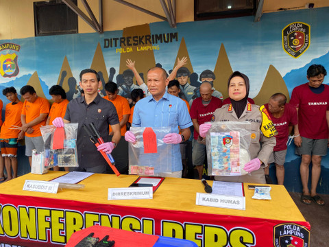 Dirreskrimum Polda Lampung, Kombes Pol Pahala Simanjuntak (tengah), Kabid Humas Polda Lampung, Kombes Pol Umi Fadilah Astutik (kanan) dan Kasubdit Jatanras Ditreskrimum Polda Lampung, Kompol Zaldy Kurniawan (kiri). | Foto: Sinta Yuliana/Lampung Geh