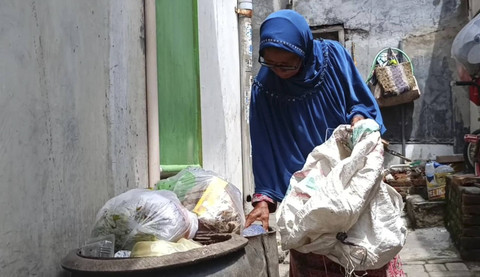 Misdiah, nenek di surabaya yang jadi pemulung demi anak. Foto: Dok. Mili.id