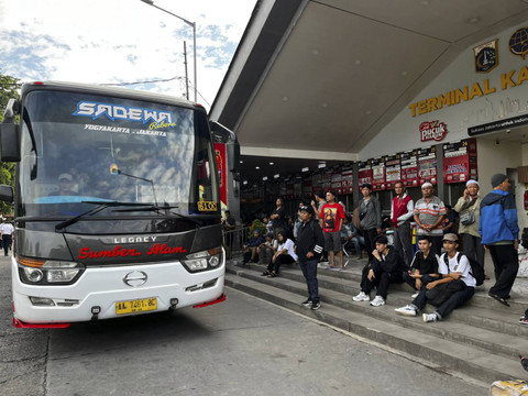 Suasana Terminal Kalideres Menjelang Natal dan Tahun Baru, Sabtu (21/12/2024). Foto: Rayyan Farhansyah/kumparan
