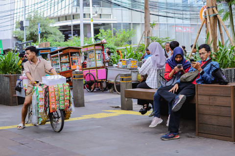 Sejumlah pedagang kaki lima (PKL) terlihat berjualan di jalur pejalan kaki di Jalan Blora, Jakarta Pusat, Sabtu (20/12/2024). Foto: Jamal Ramadhan/kumparan