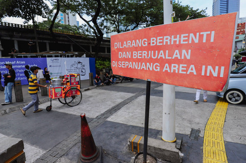 Ilustrasi pedagang kaki lima (PKL): PKL terlihat berjualan di jalur pejalan kaki di Jalan Blora, Jakarta Pusat, Sabtu (20/12/2024). Foto: Jamal Ramadhan/kumparan