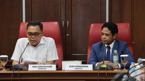 Wakil Direktur Utama Perum BULOG, Mayjen TNI (Purn) Marga Taufiq (kiri) dan Atase Perdagangan Timor Leste, Apolo Justino Franca da Silva (kanan) pada Pelatihan Supply Chain Pangan Tahun 2024 di di Gedung BULOG Corporate University, Gudang Kanwil DKI Jakarta & Banten. Foto: Dok. BULOG
