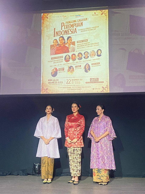 Pemeran di teater Karena Aku Perempuan: Kelahiran Sebuah Pergerakan, Aghniny Haque (kiri), Marcella Zalianty (tengah), dan Ruth Marini (kanan) di Galeri Indonesia Kaya, Kamis (19/12/2024). Foto: Judith Aura/kumparan