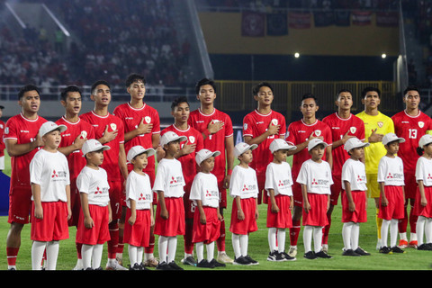 Pesepak bola Timnas Indonesia menyanyikan lagu Indonesia Raya sebelum bertanding melawan Timnas Filipina saat pertandingan Grup B ASEAN Cup 2024 di Stadion Manahan, Solo, Jawa Tengah, Sabtu (21/12/2024). Foto: ANTARA FOTO/Mohammad Ayudha