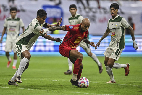 Pesepak bola Persija Jakarta Gustavo Almeida (tengah) melewati hadangan dua pesepak bola PSS Sleman Fachruddin (kiri) dan Betinho F (kanan) dalam pertandingan Liga 1 di Jakarta International Stadium (JIS), Jakarta, Sabtu (21/12/2024).  Foto: ANTARA FOTO/Aprillio Akbar