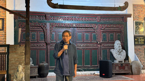 Seniman, FX Harsono, saat memberikan sambutan dalam pembukaan pameran Moda Modif, Jumat (20/12). Foto: Muhammad Hafiq/Pandangan Jogja