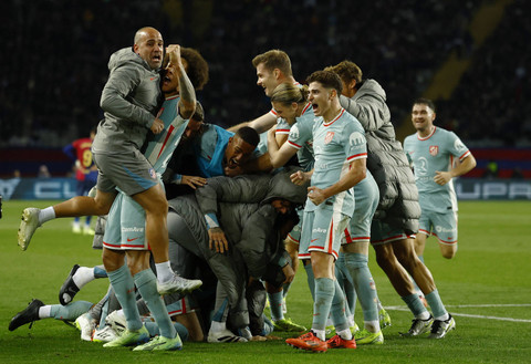 Pemain Atletico Madrid, Alexander Sorloth, merayakan gol kedua dengan rekan setimnya pada pertandingan Liga Spanyol antara Barcelona melawan Atletico Madrid di Estadi Olimpic Lluis Companys, Barcelona, Spanyol, Minggu (22/12/2024) dini hari WIB. Foto: Albert Gea/REUTERS