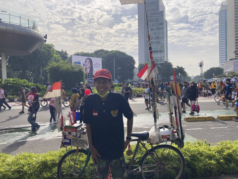 Haerudin (53) Anggota Komunitas Monas Grup, di Car Free Day, kawasan Bundaran HI, Jakarta Pusat, Minggu (22/12/2024). Foto: Alya Zahra/kumparan 